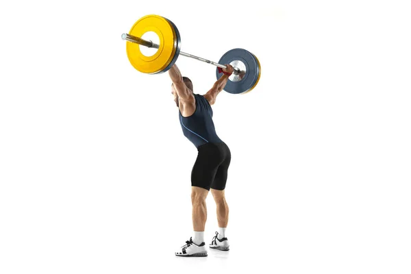 Portret mężczyzny w odzieży sportowej ćwiczącego z ciężarem odizolowanym na białym tle — Zdjęcie stockowe