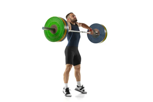 Ολο το μήκος πορτρέτο ενός άνδρα σε αθλητικά άσκηση με ένα βάρος που απομονώνεται σε λευκό φόντο — Φωτογραφία Αρχείου