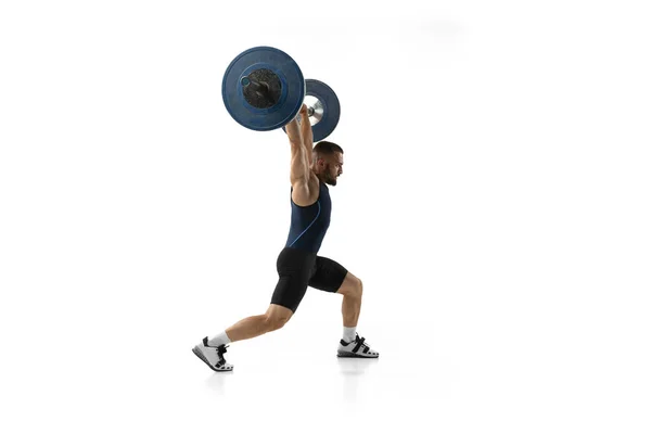 Ganzkörperporträt eines Mannes in Sportbekleidung, der mit einem Gewicht trainiert, das auf weißem Hintergrund isoliert ist — Stockfoto