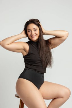 Beyaz arka planda pamuklu iç çamaşırlı, güzel, tombul bir kadın.