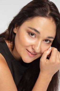 Mutlu gülümseyen pozitif artı boyda bir kadın. Yüzünü yaklaştır. Stüdyodaki güzel beyaz kadın model. Güzellik kavramı, vücut, cilt bakımı