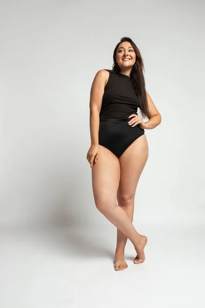 Jovem bela mulher gorda em roupa interior de algodão no fundo branco — Fotografia de Stock