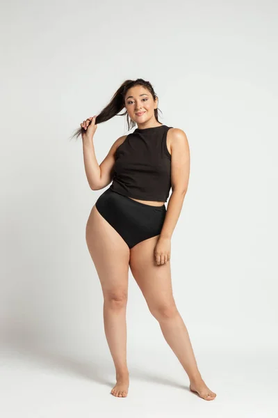 Jovem bela mulher gorda em roupa interior de algodão no fundo branco — Fotografia de Stock