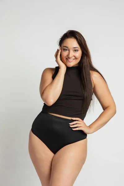 Jovem bela mulher gorda em roupa interior de algodão no fundo branco — Fotografia de Stock