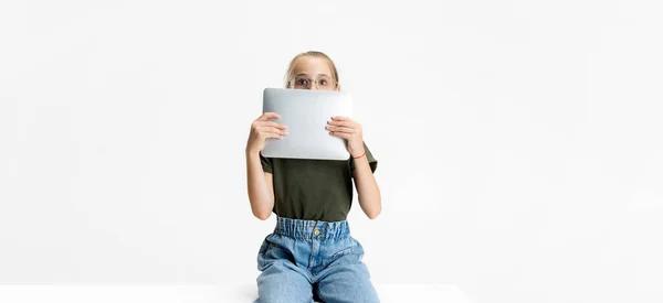 Flyer. Un adolescent intelligent école caucasienne fille en vêtements décontractés et lunettes tenant tablette isolé sur fond de studio blanc. — Photo