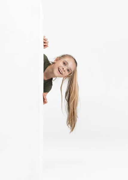 Una hermosa chica caucásica escuela adolescente en ropa casual y gafas aisladas sobre fondo de estudio blanco. —  Fotos de Stock