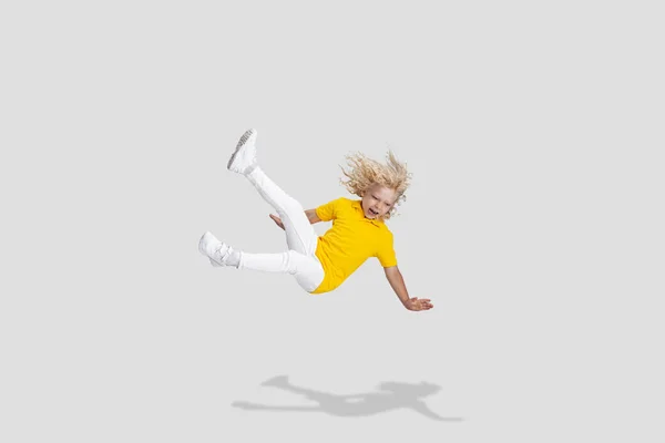 Χαριτωμένο μικρό σγουρό παιδί προσχολικής ηλικίας που διασκεδάζει, παίζει απομονωμένο σε λευκό φόντο στούντιο. — Φωτογραφία Αρχείου