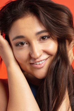 Mutlu gülümseyen pozitif artı boyda bir kadın. Yüzünü yaklaştır. Stüdyodaki güzel beyaz kadın model. Güzellik kavramı, vücut, cilt bakımı