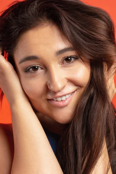 Mutlu gülümseyen pozitif artı boyda bir kadın. Yüzünü yaklaştır. Stüdyodaki güzel beyaz kadın model. Güzellik kavramı, vücut, cilt bakımı