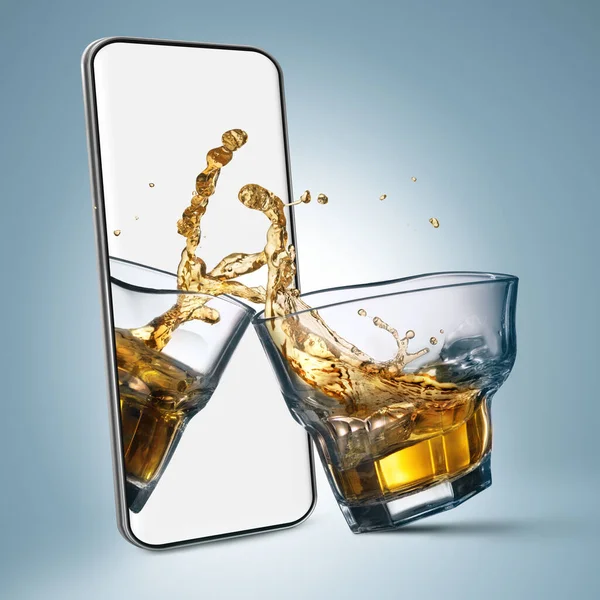 Сучасне мистецтво колаж. Склянка бурбона, віскі торкається екрана телефону на синьому фоні . — стокове фото