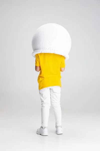 Retrato de un niño preescolar posando en casco aislado sobre fondo blanco del estudio. Vista trasera — Foto de Stock