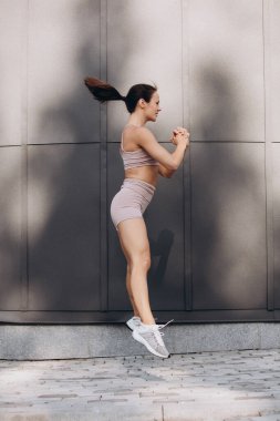 Genç, zayıf, sportif, beyaz kadın spor yapıyor, fitness yapıyor, yoga yapıyor..