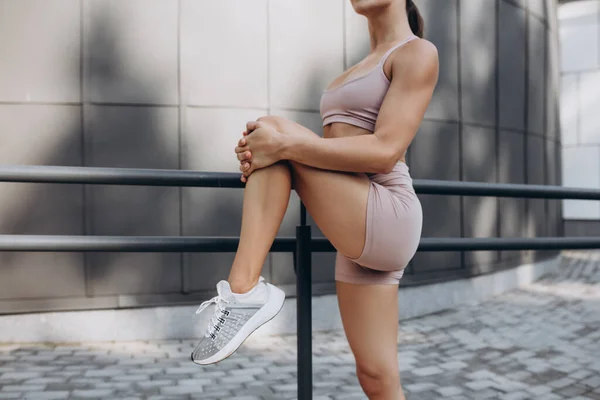 Retrato recortado de uma jovem mulher esportiva magro trabalhando fora, fazendo fitness, ioga na rua da cidade. — Fotografia de Stock