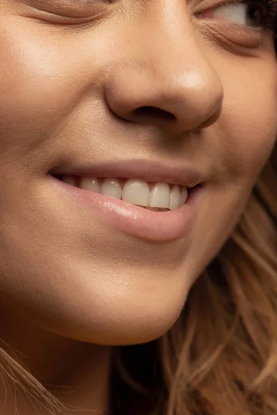 Ausgeschnittenes Bild eines lächelnden weiblichen Gesichts mit zart gebräunter Haut. Natürliche weibliche Schönheit — Stockfoto