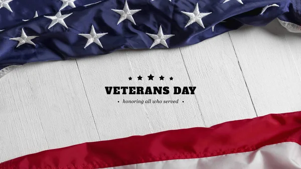 Drapeaux des États-Unis d'Amérique sur fond de bois blanc. Journée commémorative et concept de Journée des anciens combattants. — Photo