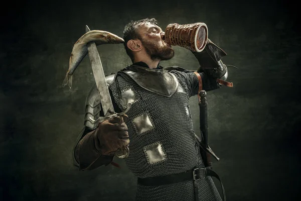 Portrait d'un homme barbu brutal, guerrier médéival ou chevalier sur fond sombre. — Photo