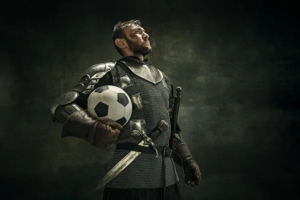 Retrato de un hombre barbudo brutal, guerrero medeival o caballero con pelota sobre fondo oscuro. — Foto de Stock