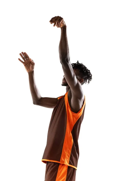 Retrato vertical. Hombre africano joven, jugador de baloncesto practicando, entrenamiento aislado sobre fondo blanco estudio. —  Fotos de Stock