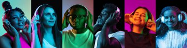 Kulaklık takmış genç insanların portrelerinin kolajı neon ışıklı arka planlarda izole edilmiş..