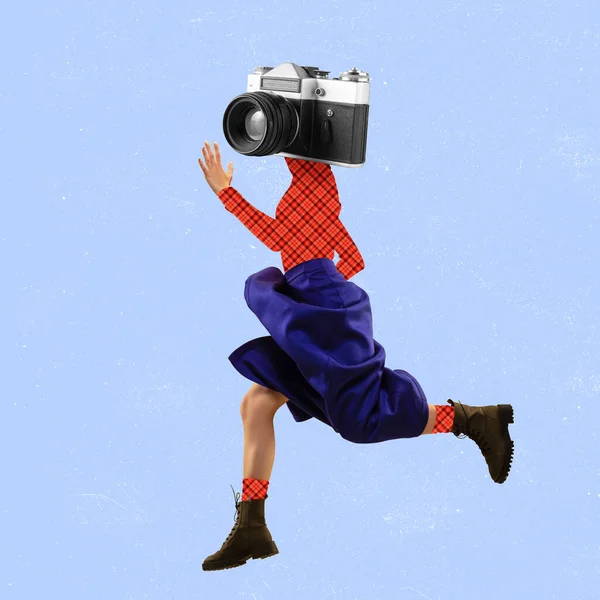 創造的なコラージュ。レトロなスタイルの服を着た一人の若い女性が青の背景を走っている古いカメラで頭. — ストック写真