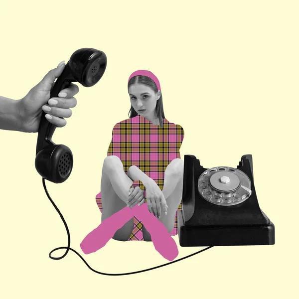 Коллаж. Одна молодая женщина в розовой клетчатой одежде сидит у большого черного телефона в стиле ретро. — стоковое фото
