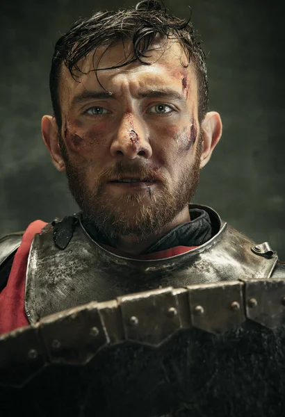 Πορτρέτο ενός κτηνώδους γενειοφόρου άνδρα, μεταδιδόμενου πολεμιστή ή ιππότη με βρώμικο πληγωμένο πρόσωπο — Φωτογραφία Αρχείου