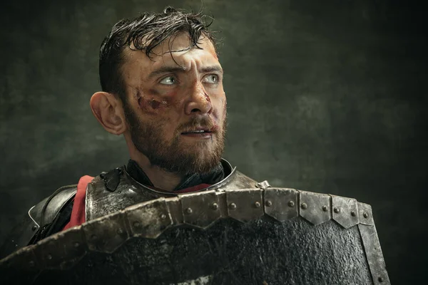 Retrato de un hombre barbudo brutal, guerrero medeival o caballero con la cara sucia herida — Foto de Stock