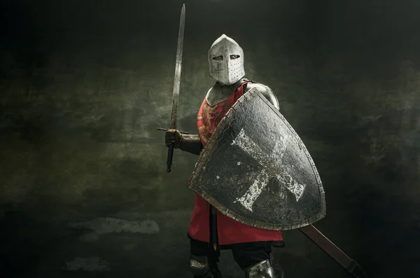 Ένα medeival πολεμιστής ή ιππότης σε πανοπλία και κράνος με ασπίδα και σπαθί — Φωτογραφία Αρχείου