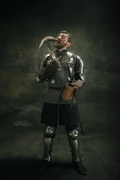 Retrato de um homem barbudo brutal, guerreiro medeival ou cavaleiro sobre fundo escuro. — Fotografia de Stock