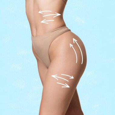 Açık mavi arka planda bej iç çamaşırlı güzel bir kadın cesedi. Vücuttaki oklar.