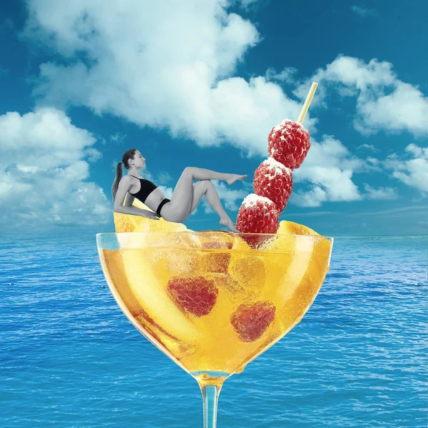 Літня відпустка. Солодкий фруктовий коктейль на морі. Сучасне мистецтво колаж . — стокове фото