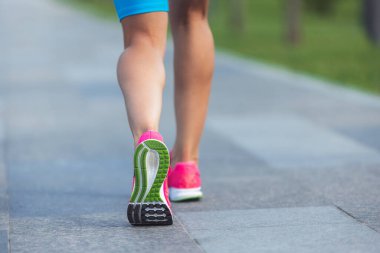 Parlak pembe ayakkabılı kadın kaslı bacaklarının yakın plan görüntüsü..