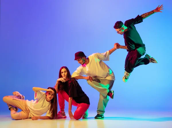 若者のグループ,現代舞踊の男と女の子,ヒップホップ,ネオンライトで青の背景にブレークダンス. — ストック写真