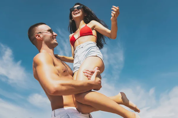 Νέοι, άνδρες και γυναίκες, μαγιό που αναπαύονται στην παραλία, διασκεδάζοντας, κάνοντας ηλιοθεραπεία — Φωτογραφία Αρχείου