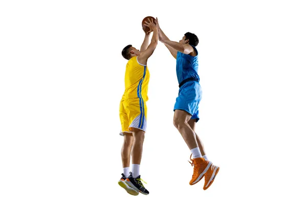 Δύο άνδρες αθλητές, μπασκετμπολίστες σε δράση, κίνηση ανταγωνίζονται κατά τη διάρκεια του αγώνα, αγώνα. — Φωτογραφία Αρχείου