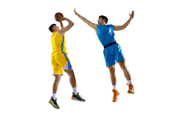 Dois atletas do sexo masculino, jogadores de basquete em ação, o movimento competir durante o jogo, jogo. — Fotografia de Stock