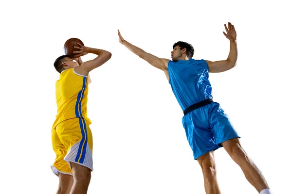 Dois atletas do sexo masculino, jogadores de basquete em ação, o movimento competir durante o jogo, jogo. — Fotografia de Stock