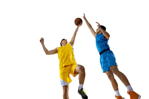 Vista inferior. Dois atletas do sexo masculino, jogadores de basquete em ação, o movimento competir durante o jogo, jogo. — Fotografia de Stock