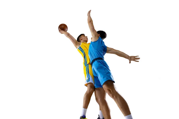 Dois atletas do sexo masculino, jogadores de basquete em ação, o movimento competir durante o jogo, jogo. — Fotografia de Stock