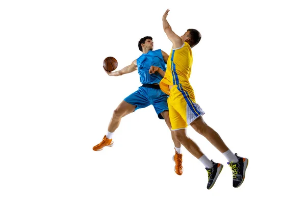 Dua atlet laki-laki, pemain basket dalam aksi, gerakan bersaing selama permainan, pertandingan. — Stok Foto