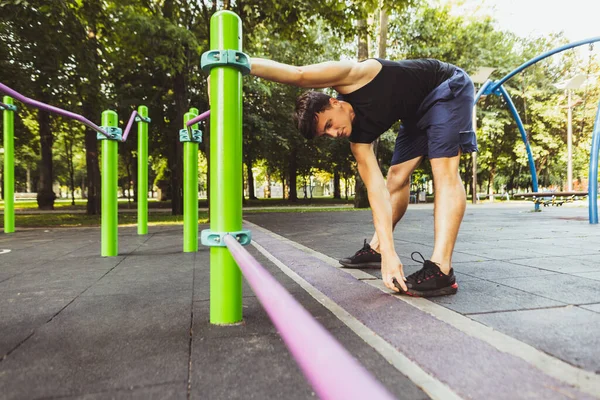 Jeden młody, przystojny biały mężczyzna trenujący odzież sportową, ćwiczący na podwórku w pogodny letni dzień.. — Zdjęcie stockowe