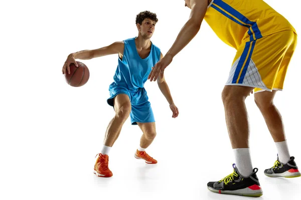 Två manliga idrottare, basketspelare i aktion, motion tävla under matchen, match. — Stockfoto