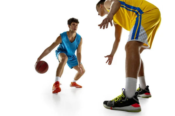 Dos atletas masculinos, jugadores de baloncesto en acción, movimiento compiten durante el juego, partido. —  Fotos de Stock