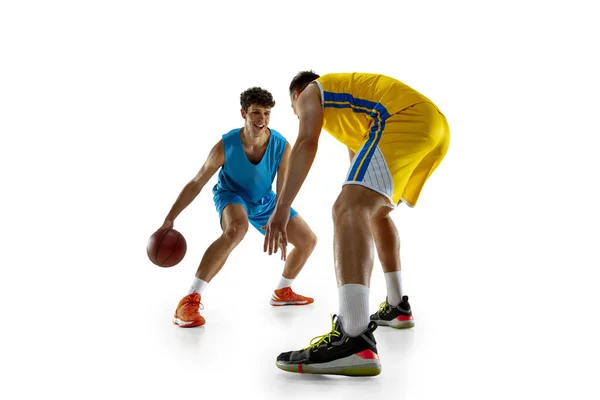 Dos atletas masculinos, jugadores de baloncesto en acción, movimiento compiten durante el juego, partido. — Foto de Stock