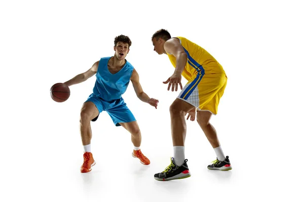 Sportpassion. Två manliga idrottare, basketspelare i aktion, motion tävla under matchen, match. — Stockfoto