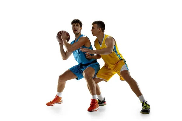 Twee mannelijke atleten, basketbalspelers in actie, beweging concurreren tijdens het spel, wedstrijd. — Stockfoto