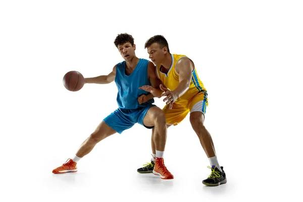 Dos atletas masculinos, jugadores de baloncesto en acción, movimiento compiten durante el juego, partido. —  Fotos de Stock