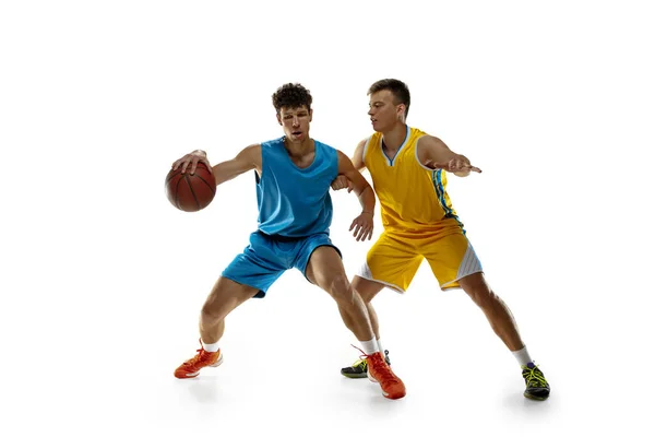 Dos atletas masculinos, jugadores de baloncesto en acción, movimiento compiten durante el juego, partido. — Foto de Stock