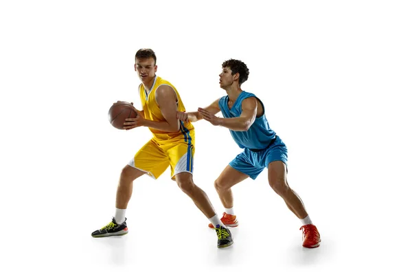 Dwóch mężczyzn sportowców, koszykarze w akcji, ruch konkurować podczas gry, mecz. — Zdjęcie stockowe