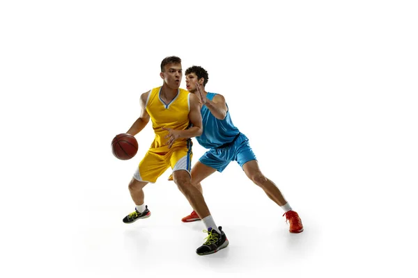Sportpassion. Två manliga idrottare, basketspelare i aktion, motion tävla under matchen, match. — Stockfoto